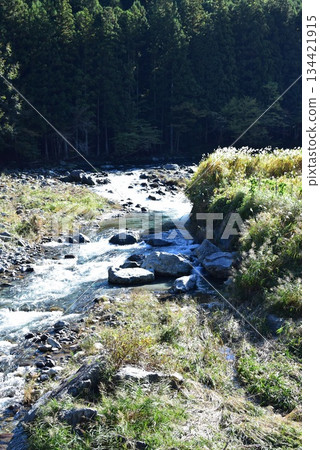 流經山谷的河流 流經山谷的河流 134421915