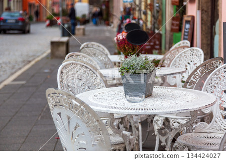 The streets are full of atmosphere, with white carvings and colorful flowers, and a leisurely and relaxing afternoon tea ceremony. The streets are full of atmosphere, with white carvings and colorful flowers, and a leisurely and relaxing afternoon tea ceremony. 134424027