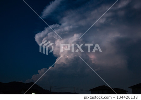 雷雲和夜空中閃電的自然現象 134426138