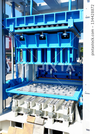 Concrete forming machine 134428872