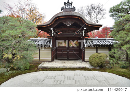 永觀堂禪林寺的秋天：從釋迦堂看到的唐門和森砂（京都市左京區） 134429047