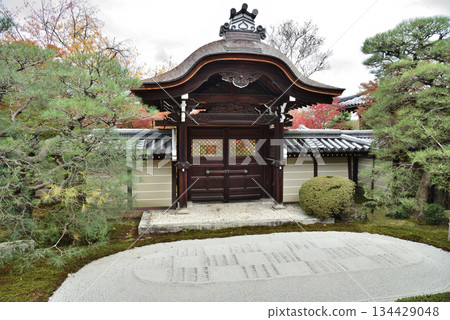 Autumn at Eikando Zenrinji Temple: Karamon Gate and Morisuna seen from Shakado Hall (Sakyo Ward, Kyoto City) 134429048