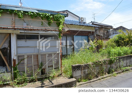 Vacant Japanese houses 134430626
