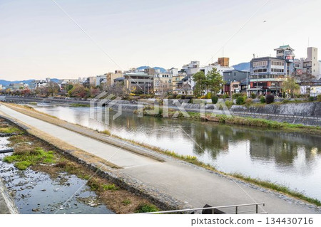清晨,從四座大橋上眺望鴨川,日出美景,京都府京都市 清晨,從四座大橋上眺望鴨川,日出美景,京都府京都市 134430716