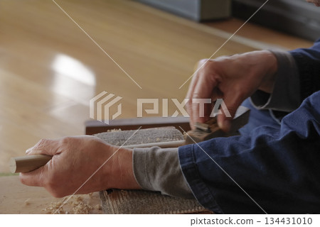 刀鞘匠正在製作日本刀的刀鞘。 134431010