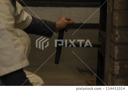 鐵匠在鍛造爐中使用風箱 134431014