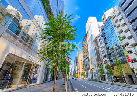 東京中央區銀座城市景觀,靠近銀座大街十字路口 東京中央區銀座城市景觀,靠近銀座大街十字路口 134431319