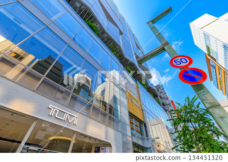 東京中央區銀座城市景觀,靠近銀座大街十字路口 東京中央區銀座城市景觀,靠近銀座大街十字路口 134431320