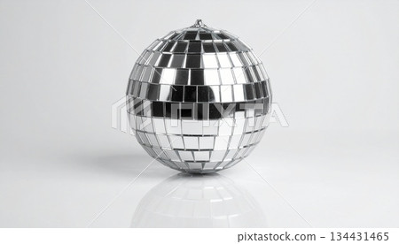白色背景上的鏡面球 1 134431465
