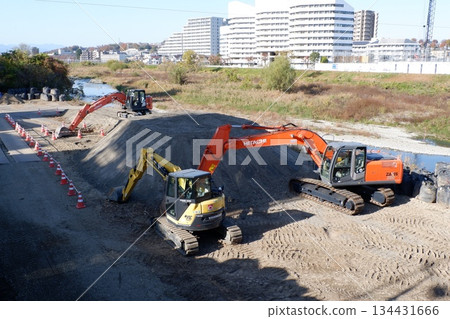 河道施工現場的施工機械 134431666