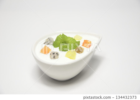 優格和薄荷丁混合物 優格和薄荷丁混合物 134432373