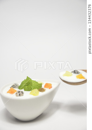 優格和薄荷丁混合物 優格和薄荷丁混合物 134432376