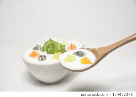 優格和薄荷丁混合物 134432378