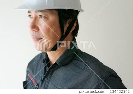 一名五十多歲、身穿工作服的男子 一名五十多歲、身穿工作服的男子 134432541