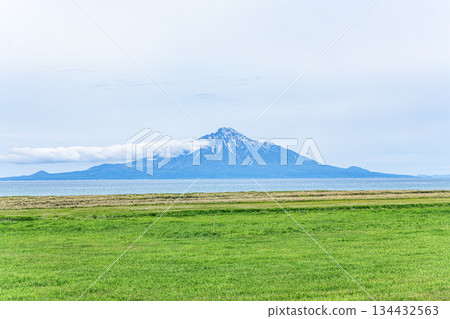 北海道：從對岸眺望利尻島 134432563