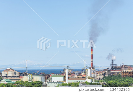 北海道室蘭市－室蘭街道兩旁林立著鋼鐵廠設施 134432565
