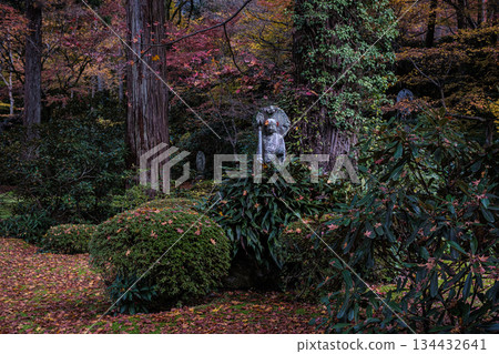京都府大原市三千院內的一尊佛像，孤零零地矗立在秋日河水的岸邊。 134432641