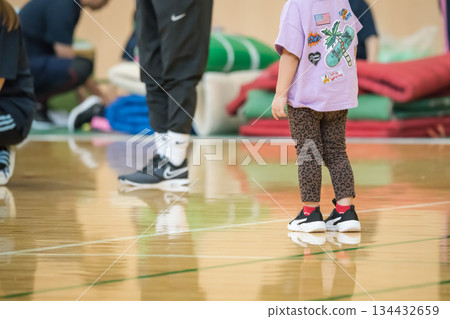 [Nursery school sports day starting line] 134432659