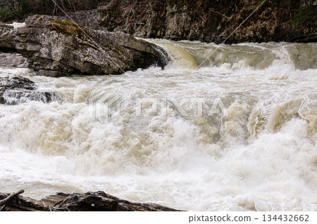 春季，北海道蘆別市的三段瀑布，因融雪而奔騰咆哮 [四月] 134432662