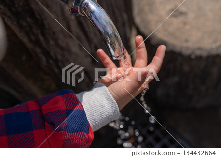 公園裡的洗手站和孩子們的手 134432664