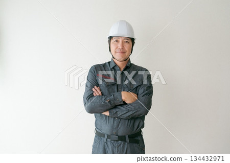 一名五十多歲、身穿工作服的男子 134432971