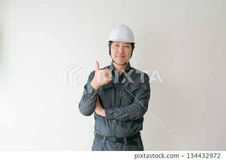 一名五十多歲、身穿工作服的男子 134432972