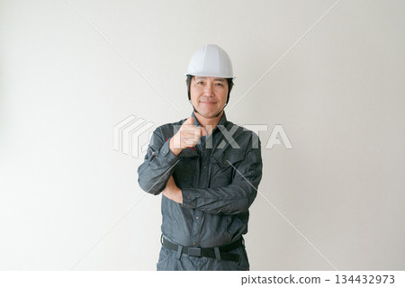 一名五十多歲的男子指著某處檢查 134432973