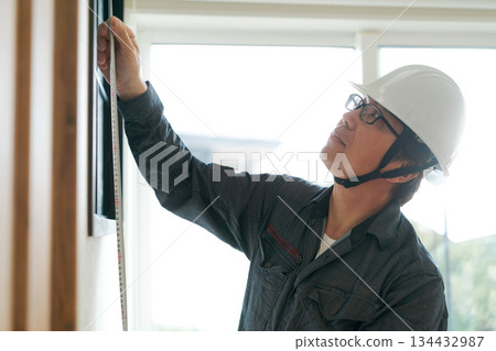 一名正在進行窗戶維護的男子 134432987