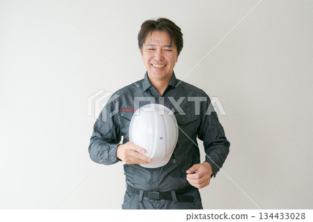 一名五十多歲、身穿工作服的男子 134433028