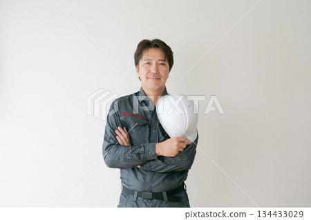 一名五十多歲、身穿工作服的男子 134433029