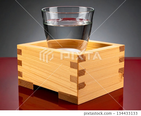 木奇里清酒盛於枡中 134433133