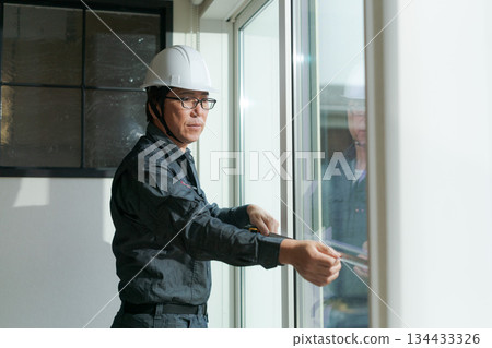 工人正在檢查窗戶玻璃 134433326