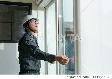 工人正在檢查窗戶玻璃 工人正在檢查窗戶玻璃 134433327