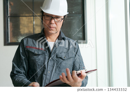 工人正在檢查窗戶玻璃 134433332