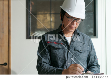 工人正在檢查窗戶玻璃 134433333