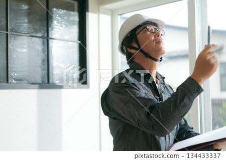 工人正在檢查窗戶玻璃 134433337