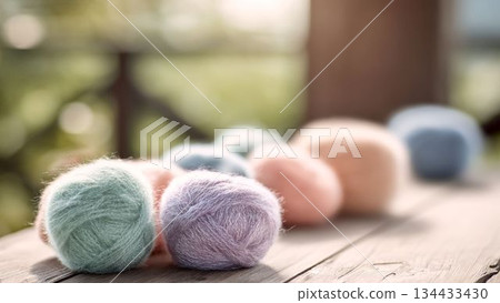 一張色彩明快的餐桌照片，點綴著春日柔和色調的紗線。 134433430