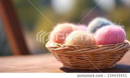 春日陽光下，一籃粉彩色的毛線。 134433431