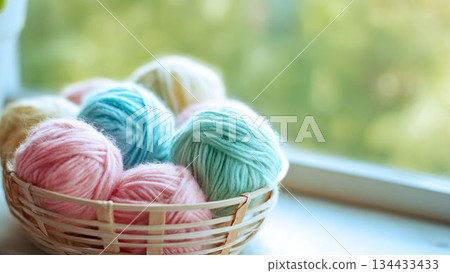 窗邊，一排排裝滿粉彩色毛線的籃子沐浴在自然光中。 134433433