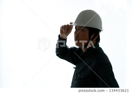 一位五十多歲男子的上半身輪廓，身穿工作服 134433621