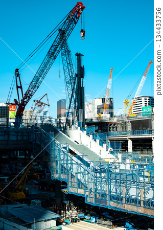 東京變遷：JR澀谷車站西口施工中，預計2025年11月底完工，d-4燈光效果 134433756