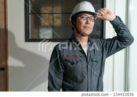 一名五十多歲、身穿工作服的男子 134433836