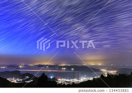 Spring starry scenery: Star trails in the twilight sky of the Seto Inland Sea 134433881