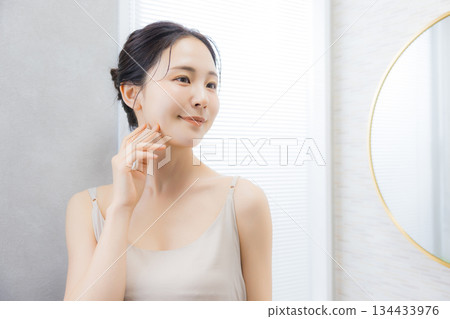 年輕女子在浴室照鏡子 134433976