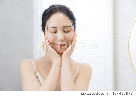 年輕女子在浴室照鏡子 134433978