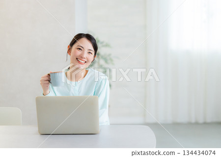 一個女人使用電腦 一個女人使用電腦 134434074