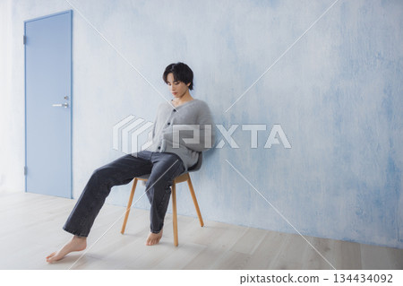 一個男人在房間裡放鬆 一個男人在房間裡放鬆 134434092