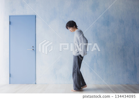 一個男人在房間裡放鬆 一個男人在房間裡放鬆 134434095