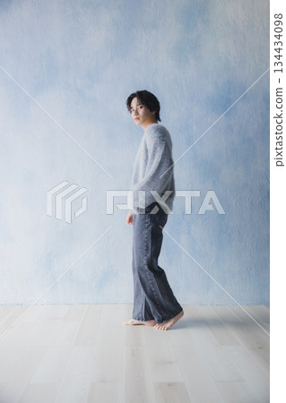 一個男人在房間裡放鬆 134434098