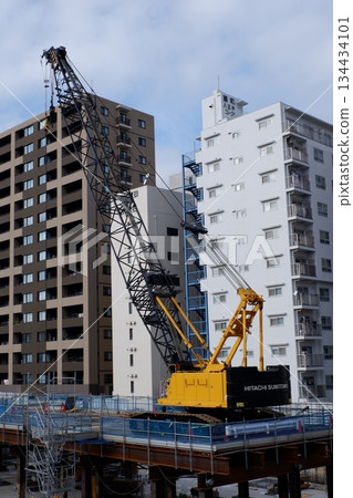 履帶式起重機在施工現場 履帶式起重機在施工現場 134434101
